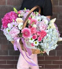 Цветочная композиция из Розы, Хризантемы, Пионы и Лизиантусы в корзине в Поселок совхоза Раменский