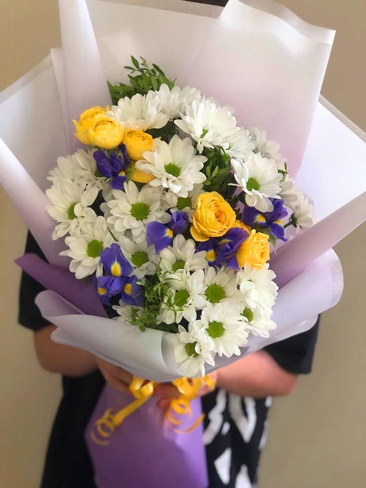 Букет цветов из: Ирисы, Хризантемы и Розы в Поселок совхоза Раменский