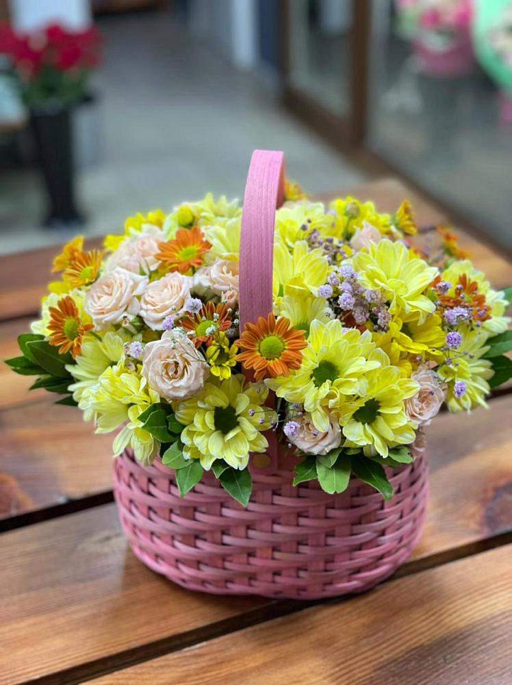 Цветочная композиция из Хризантемы и Розы в корзине в Поселок совхоза Раменский